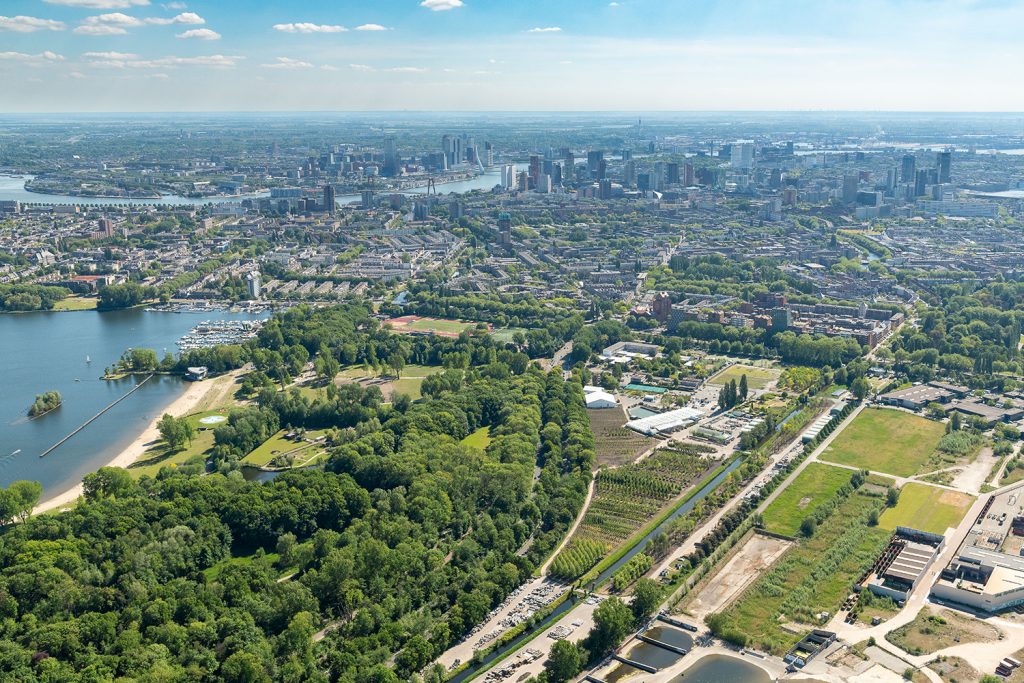 luchtfoto Rotterdam boven Kralingse Bos en Plas